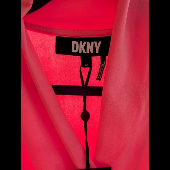 DKNY Short Sleeve Side Ruche Top NWT - Picture 3 of 9